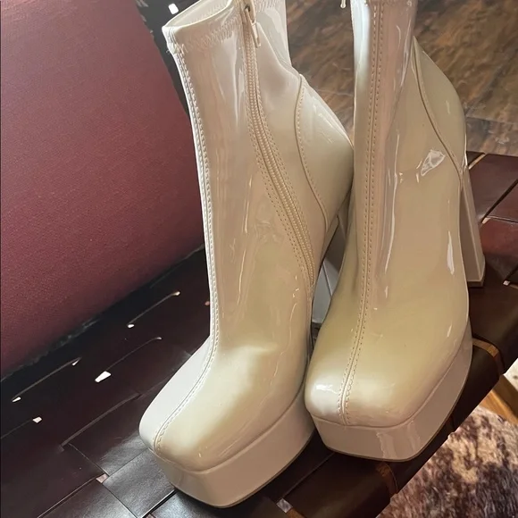 Steve Madden Elegant Cream Platform Ankle Boots - Picture 2 of 7